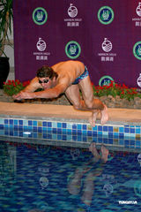 组图：菲尔普斯握高尔夫球杆下水 游泳速度令人惊叹