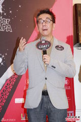 组图：巴黎癫马首度访港 黄长兴获香吻艳福不浅