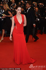 组图：暮光女火红深v裙走秀 胸前春光一览无余