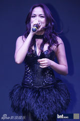 组图：亚洲辣妹组合Blush出道展华丽舞台