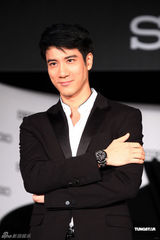 组图：王力宏出席代言活动自曝勤练肌肉健身