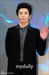 组图：金贤重宣传新剧《感激时代》左拥右抱