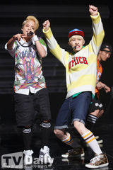 组图：EXO打榜夺冠 前WG宣美复出光脚秀长腿