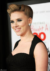 高清组图：斯嘉丽-约翰逊复古发型亮相首映式