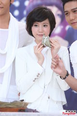 组图：汪东城蔡旻佑台北为电视原声带签唱