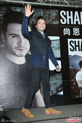 组图：西城男孩尚恩单飞 赴台签唱抱黄鸭