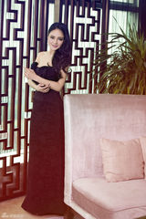 组图：樊蕊时尚大片秀香肩  熟女气质尽显