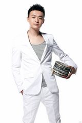 组图：包贝尔雅痞装写真  跳离《宫2》玩转时尚