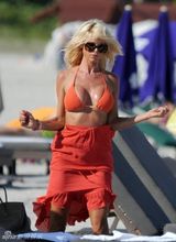 组图：名模希斯特德迈阿密度假 比基尼大露半球