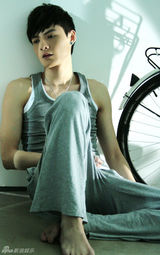 组图：冯铭潮眼神忧郁洞察人心 怀旧风慵懒诱惑