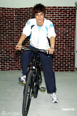 幻灯组图：汪东城代言运动服装 想开画展秀绘画天份