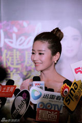 组图：颖儿石小群亮相活动甜美妆容竞艳