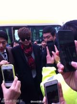 组图：李敏镐现身武汉 疯狂粉丝挤倒200斤记者