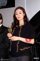 组图：李嘉欣大腹便便出席活动 透露要剖腹产