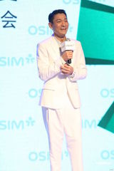 高清图：刘德华为代言品牌站台 白西装潇洒倜傥