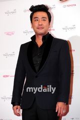 组图：柳承龙走大钟红毯展现沧桑熟男魅力