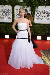 组图：詹妮弗-劳伦斯金发白裙亮相金球红毯