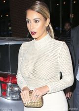 组图：卡戴珊网纹装豪气亮相 肉色上衣似真空