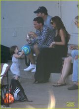 组图：贝嫂维多利亚携女观战儿子球赛