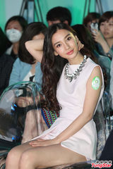 组图：AngelaBaby秀美腿 否认与黄晓明好事将近