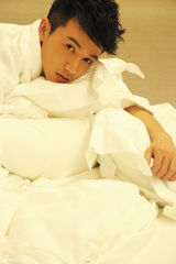 组图：国产美男许诺温馨“床照” 留着胡子扮萌 