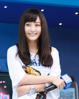 组图：姚笛出席某时尚活动  态度亲切获粉丝追捧