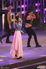 组图：张智霖重临福地 吴雨霏拒提旧受余文乐