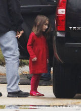 幻灯图集：苏瑞一身红裙亮相 克鲁斯片场享美食