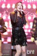 组图：歌手IU透视装宣传新专辑告别甜美展性感