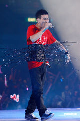 幻灯：郑秀文许志安相拥献唱 梁洛施李嘉欣捧场