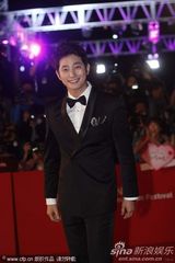 组图：朴施厚西服帅气亮相挥手致意