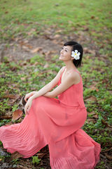 组图：戴娇倩漫步异国森林 长裙飘飘仙气十足