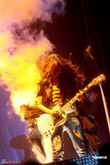 组图：陈绮贞香港演唱会化身天使 “展翅”高歌