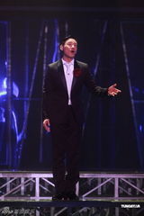 组图：张学友演唱会首场劲歌热舞 不服老摆一字马