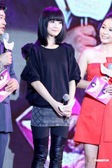 组图：阿Sa皮裤黑衣酷劲十足 献唱一首匆忙赶场吸金