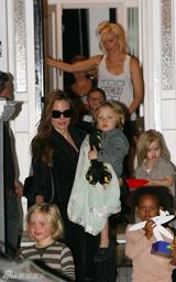 组图：朱莉和斯蒂芬妮星妈聚会 明星宝宝扎堆