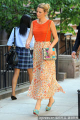 组图：莱弗利碎花裙赶拍《绯闻女孩》 搞怪表情不断