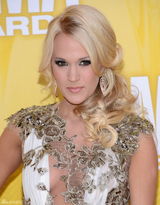 组图：安德伍德着曳地白裙美艳亮相音乐奖