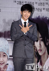 组图：李准基《Two Weeks》发布 西装笔挺帅气