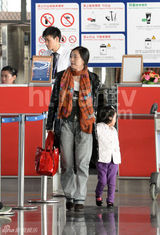 组图：陶虹素颜携女离京 徐峥潮装接神秘美女