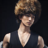 组图：许诺推东北服装写真显熟男气质  