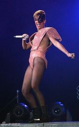 幻灯图集：蕾哈娜巡演 连身三角裤沿袭Gaga风潮