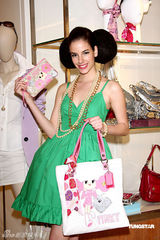 高清图：王心凌短裙走秀 大摆可爱姿势展青春活力