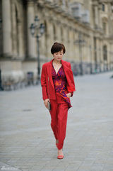 组图：孙俪巴黎街拍 红色套装秀简约时尚