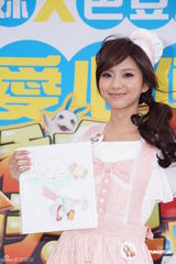 组图：豆花妹卖便当做公益 动漫装扮化身厨娘