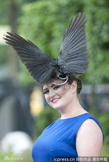 组图：英皇家赛马会女士日 奢华帽子秀愈演愈烈