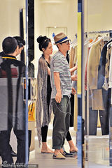 组图：陈冠希带小女友逛街 十指紧扣秀恩爱