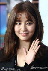 组图：尹恩惠首当导演新片首映 微笑尽显知性美