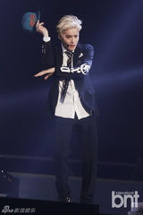 组图：EXO办回归秀咆哮掀高潮 女歌迷激动晕倒