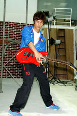 幻灯组图：汪东城代言运动服装 想开画展秀绘画天份